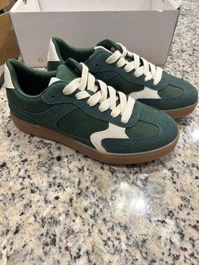 Blowfish Dark Green Suede Low-Top Sneakers size 6M